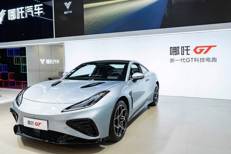 佛山322哪吒汽车在智能汽车领域的表现，领途汽车在新能源汽车市场中的影响力